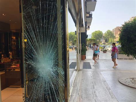 Palermo, le foto della vetrina di Gucci spaccata dai banditi